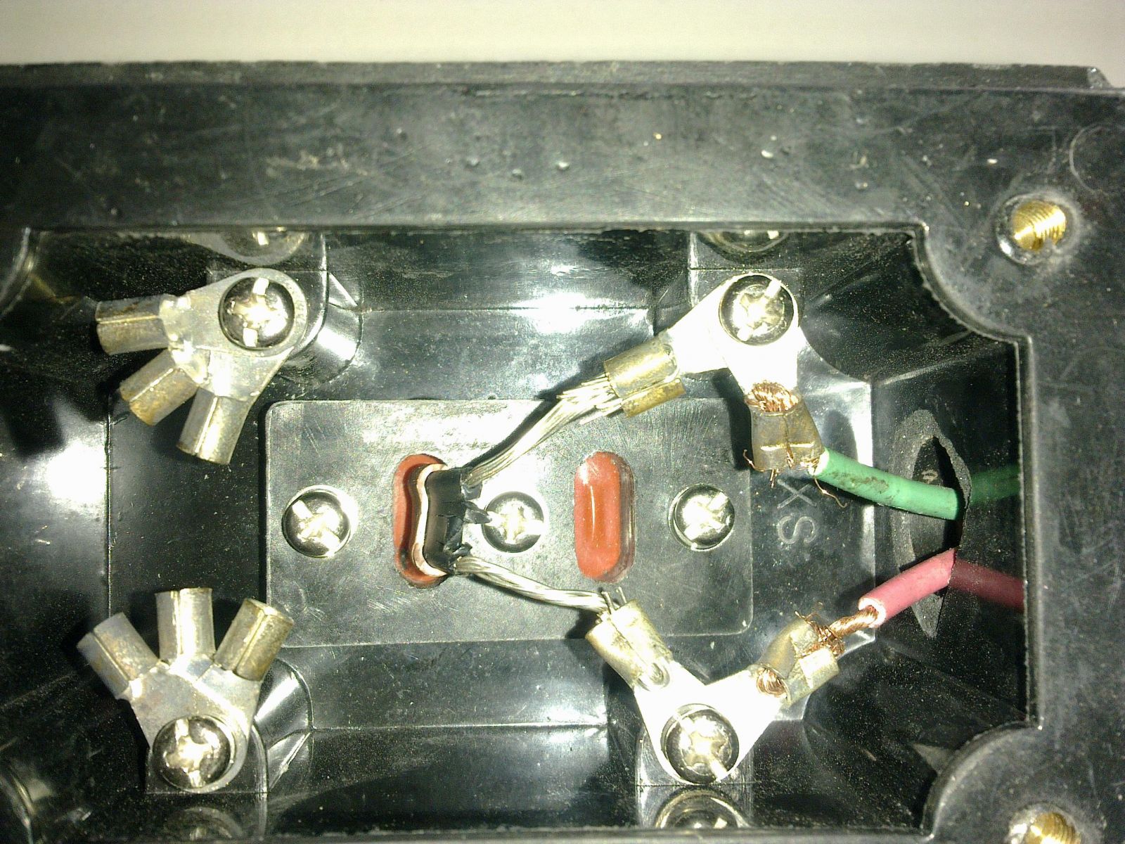 将剥离好的电伴热带由电源接线盒下口穿入接线盒累，并将电源线由电源线入口穿入接线盒，固定在接线端子上